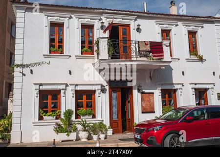 Farbenfrohe, gepflegte europäische Altstadt in Saranada. Historisches Stadtzentrum an einem sonnigen Sommertag. Albanien, Europa. Hintergrund des Reisekonzepts. Wunderschönes PR Stockfoto