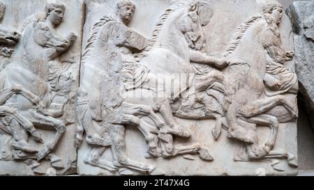 London, Großbritannien - 18. April 2022: Ein Teil der Elgin Marbles, eine Sammlung griechischer Skulpturen aus dem Parthenon in Athen, umstritten entfernt von Stockfoto