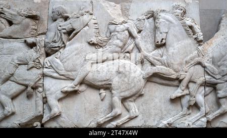 London, Großbritannien - 18. April 2022: Ein Teil der Elgin Marbles, eine Sammlung griechischer Skulpturen aus dem Parthenon in Athen, umstritten entfernt von Stockfoto