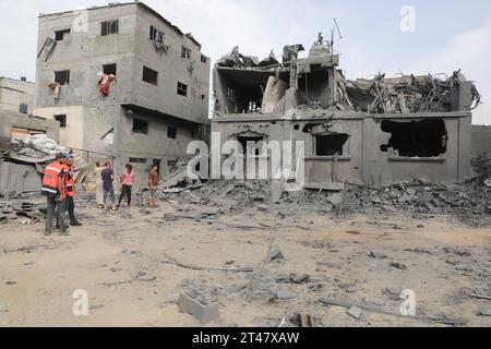 Palästinenser durchsuchen Schutt von Gebäuden, die während des israelischen Luftangriffs auf El-Nuseirat zerstört wurden Palästinenser durchsuchen Schutt von Gebäuden, die während des israelischen Luftangriffs auf El-Nuseirat im Zentrum des Gazastreifens zerstört wurden. Foto: Naaman Omar apaimages El-Nuseirat Gazastreifen palästinensisches Gebiet 291023 Nuseirat NAA 002 Copyright: XapaimagesxNaamanxOmarxxxapaimagesx Credit: Imago/Alamy Live News Stockfoto