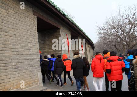 PEKING - 17. JANUAR: Der Zaun und Touristen im Tempel des Himmels Park, am 17. Januar 2014, Peking, China. Stockfoto