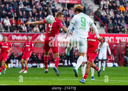 Enschede, Niederlande. Oktober 2023. Enschede - Mathias Kjolo vom FC Twente, Ayase Ueda von Feyenoord während des Spiels zwischen dem FC Twente und Feyenoord in de Grolsch Veste am 29. Oktober 2023 in Enschede, Niederlande. Credit: Box to Box Pictures/Alamy Live News Stockfoto