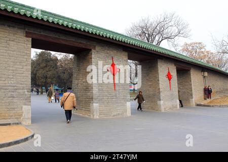 PEKING - 17. JANUAR: Der Zaun und Touristen im Tempel des Himmels Park, am 17. Januar 2014, Peking, China. Stockfoto