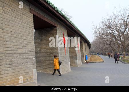 PEKING - 17. JANUAR: Der Zaun und Touristen im Tempel des Himmels Park, am 17. Januar 2014, Peking, China. Stockfoto