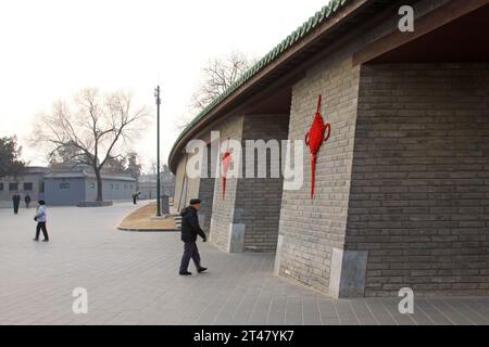 PEKING - 17. JANUAR: Der Zaun und Touristen im Tempel des Himmels Park, am 17. Januar 2014, Peking, China. Stockfoto