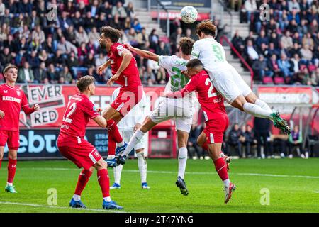 Enschede, Niederlande. Oktober 2023. Enschede - Robin Propper des FC Twente, Mats Wieffer aus Feyenoord, Manfred Ugalde vom FC Twente, Ayase Ueda aus Feyenoord während des Spiels zwischen dem FC Twente und Feyenoord in de Grolsch Veste am 29. Oktober 2023 in Enschede, Niederlande. Credit: Box to Box Pictures/Alamy Live News Stockfoto