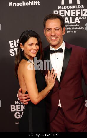 München, Deutschland. Oktober 2023. Viola Mazza (l) und Alexander Mazza stehen auf dem roten Teppich. Quelle: Karl-Josef Hildenbrand/dpa/Alamy Live News Stockfoto