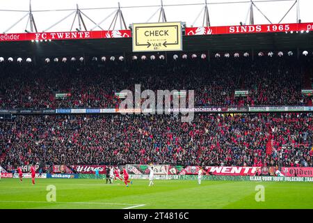 Enschede, Niederlande. Oktober 2023. Enschede - Var Check während des Spiels zwischen dem FC Twente gegen Feyenoord in de Grolsch Veste am 29. Oktober 2023 in Enschede, Niederlande. Credit: Box to Box Pictures/Alamy Live News Stockfoto