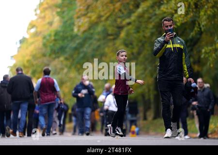 Aston Villa Fans kommen vor dem Spiel der Premier League in Villa Park, Birmingham. Bilddatum: Sonntag, 29. Oktober 2023. Stockfoto