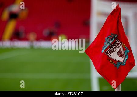 Liverpool, Großbritannien. Oktober 2023. Allgemeine Ansicht der Liverpool Eckflagge. Spiel der Premier League, Liverpool gegen Nottingham Forest in Anfield in Liverpool am Sonntag, den 29. Oktober 2023. Dieses Bild darf nur für redaktionelle Zwecke verwendet werden. Nur redaktionelle Verwendung, Bild von Chris Stading/Andrew Orchard Sportfotografie/Alamy Live News Credit: Andrew Orchard Sportfotografie/Alamy Live News Stockfoto