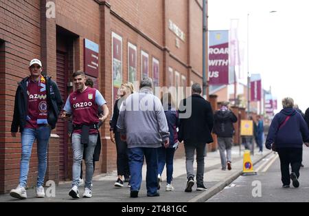 Aston Villa Fans kommen vor dem Spiel der Premier League in Villa Park, Birmingham. Bilddatum: Sonntag, 29. Oktober 2023. Stockfoto