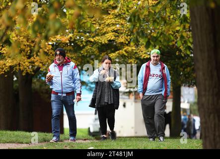 Birmingham, Großbritannien. Oktober 2023. Fans kommen vor dem Spiel der Premier League im Villa Park, Birmingham. Der Bildnachweis sollte lauten: Cameron Smith/Sportimage Credit: Sportimage Ltd/Alamy Live News Stockfoto