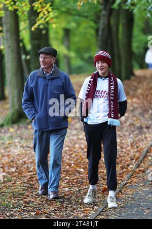 Birmingham, Großbritannien. Oktober 2023. Fans kommen vor dem Spiel der Premier League im Villa Park, Birmingham. Der Bildnachweis sollte lauten: Cameron Smith/Sportimage Credit: Sportimage Ltd/Alamy Live News Stockfoto