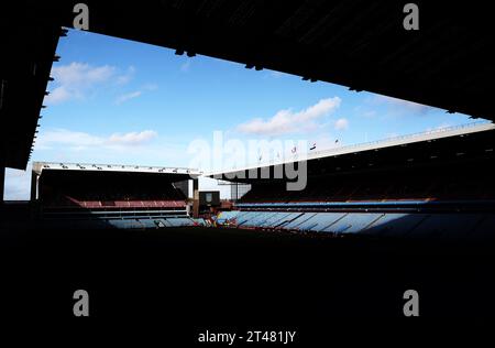 Birmingham, Großbritannien. Oktober 2023. Allgemeiner Blick auf das Stadion vor dem Premier League-Spiel im Villa Park, Birmingham. Der Bildnachweis sollte lauten: Cameron Smith/Sportimage Credit: Sportimage Ltd/Alamy Live News Stockfoto