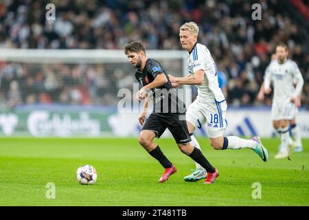 Kopenhagen, Dänemark. Oktober 2023. Mathias gehrt (8) von Hvidovre IF und Orri Oskarsson (18) vom FC Kopenhagen während des 3F Superliga-Spiels zwischen dem FC Kopenhagen und Hvidovre IF in Parken in Kopenhagen. (Foto: Gonzales Photo - Frederikke Jensen). Stockfoto