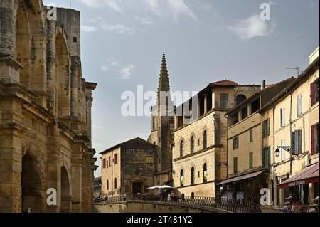 Römisches Amphitheater und Kloster der Cordeliers in Arles, Provence, Frankreich Stockfoto