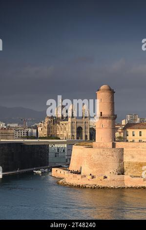 Vieux Port de Marseille in der Abenddämmerung vom Parc Emile Duclaux. Fort Saint-Jean, Kathedrale Sainte-Marie-Majeure und Mucem. Marseille, Provence, Frankreich Stockfoto