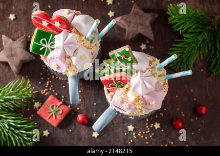 Hausgemachter Kakao mit Marshmallows und Keksen zu Weihnachten. Gemütliche Winterszene. Stockfoto