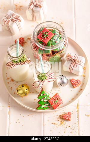 Süße Lebkuchenkekse mit Milch am Weihnachtsabend. Gemütliche Winterszene. Stockfoto