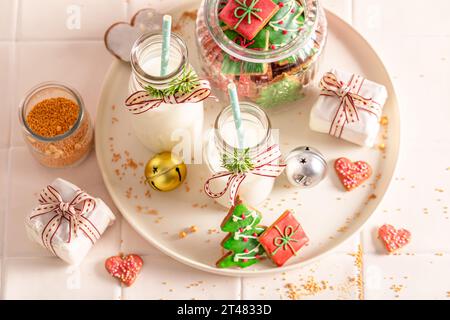 Köstliche Lebkuchenkekse mit Milch als gemütlicher Weihnachtshintergrund. Weihnachtskonzept. Stockfoto