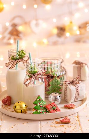 Süße Lebkuchenkekse mit Milch als perfektes Dessert für Heiligabend. Weihnachtskonzept. Stockfoto