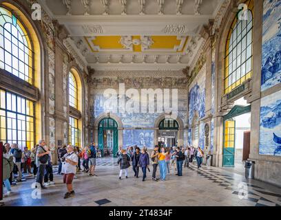 Sao Bento Bahnhofshalle mit Azulejos-Fliesen, die portugiesische historische Ereignisse am 18. Oktober 2023 in Porto, Portugal, darstellen Stockfoto