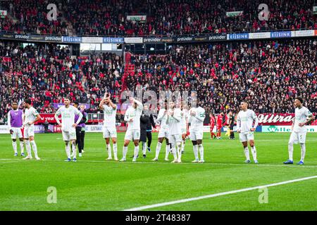 Enschede, Niederlande. Oktober 2023. Enschede - Spieler von Feyenoord während des Spiels zwischen dem FC Twente gegen Feyenoord in de Grolsch Veste am 29. Oktober 2023 in Enschede, Niederlande. Credit: Box to Box Pictures/Alamy Live News Stockfoto