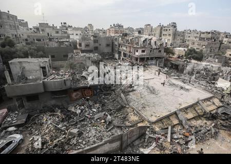 Al Bureij, Palästinensische Gebiete. Oktober 2023. Eine allgemeine Ansicht der Zerstörung um die Al-Bilal Moschee im Lager Al-Bureij nach israelischen Luftangriffen. Quelle: Mohammed Talatene/dpa/Alamy Live News Stockfoto