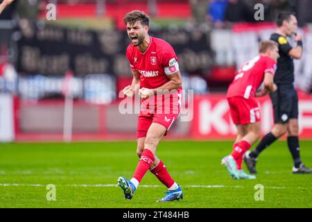 Enschede, Niederlande. Oktober 2023. ENSCHEDE, NIEDERLANDE - 29. OKTOBER: Robin Propper vom FC Twente feiert den Sieg während des niederländischen Eredivisie-Spiels zwischen dem FC Twente und Feyenoord am 29. Oktober 2023 in de Grolsch Veste in Enschede, Niederlande (Foto: Rene Nijhuis/Orange Pictures) Credit: Orange Pics BV/Alamy Live News Stockfoto