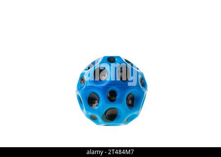 Nahaufnahme eines Sets von blauem PU-elastischem Airball für Innen- und Außenaktivitäten, isoliert auf weißem Hintergrund. Stockfoto