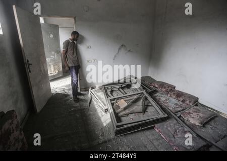 Al Bureij, Palästinensische Gebiete. Oktober 2023. Ein Palästinenser inspiziert die Schäden in einem Haus im Lager Al-Bureij nach israelischen Luftangriffen. Quelle: Mohammed Talatene/dpa/Alamy Live News Stockfoto