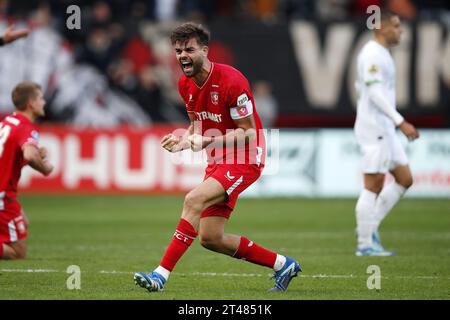 ENSCHEDE - Robin Propper vom FC Twente feiert den Sieg beim niederländischen Eredivisie-Spiel zwischen dem FC Twente und Feyenoord im Stadion de Grolsch Veste am 29. Oktober 2023 in Enschede. ANP BART STOUTJESDIJK Stockfoto