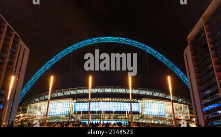 Der beleuchtete Bogen des Wembley Stadions in London, Großbritannien Stockfoto