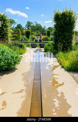 Water Feature und Lily Pond im Paradise Garden, Weston Walled Garden, bei den RHS Bridgewater Gardens, Worsley, Salford, Greater Manchester, UK Stockfoto