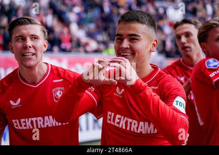 Enschede, Niederlande. Oktober 2023. ENSCHEDE, NIEDERLANDE - 29. OKTOBER: Manfred Ugalde vom FC Twente feiert, nachdem er beim niederländischen Eredivisie-Spiel zwischen dem FC Twente und Feyenoord am 29. Oktober 2023 in de Grolsch Veste in Enschede, Niederlande das erste Tor seiner Mannschaft erzielt hat (Foto: Rene Nijhuis/Orange Pictures) Credit: Orange Pics BV/Alamy Live News Stockfoto