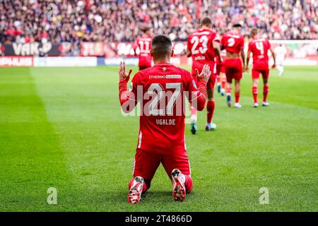 Enschede, Niederlande. Oktober 2023. ENSCHEDE, NIEDERLANDE - 29. OKTOBER: Manfred Ugalde vom FC Twente feiert, nachdem er beim niederländischen Eredivisie-Spiel zwischen dem FC Twente und Feyenoord am 29. Oktober 2023 in de Grolsch Veste in Enschede, Niederlande das erste Tor seiner Mannschaft erzielt hat (Foto: Rene Nijhuis/Orange Pictures) Credit: Orange Pics BV/Alamy Live News Stockfoto