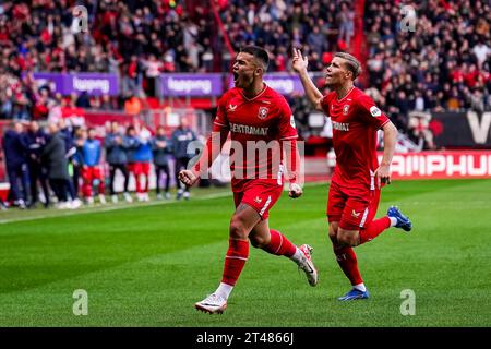 Enschede, Niederlande. Oktober 2023. ENSCHEDE, NIEDERLANDE - 29. OKTOBER: Manfred Ugalde vom FC Twente feiert, nachdem er beim niederländischen Eredivisie-Spiel zwischen dem FC Twente und Feyenoord am 29. Oktober 2023 in de Grolsch Veste in Enschede, Niederlande das erste Tor seiner Mannschaft erzielt hat (Foto: Rene Nijhuis/Orange Pictures) Credit: Orange Pics BV/Alamy Live News Stockfoto