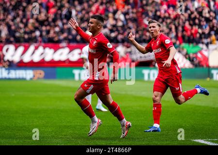 Enschede, Niederlande. Oktober 2023. ENSCHEDE, NIEDERLANDE - 29. OKTOBER: Manfred Ugalde vom FC Twente feiert, nachdem er beim niederländischen Eredivisie-Spiel zwischen dem FC Twente und Feyenoord am 29. Oktober 2023 in de Grolsch Veste in Enschede, Niederlande das erste Tor seiner Mannschaft erzielt hat (Foto: Rene Nijhuis/Orange Pictures) Credit: Orange Pics BV/Alamy Live News Stockfoto