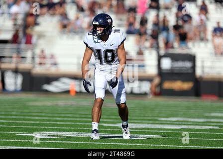 Alumni Stadium. Oktober 2023. MA, USA; Connecticut Huskies Wide Receiver Brett Buckman (10) in Aktion während des NCAA-Fußballspiels zwischen Connecticut Huskies und Boston College Eagles im Alumni Stadium. Anthony Nesmith/CSM/Alamy Live News Stockfoto