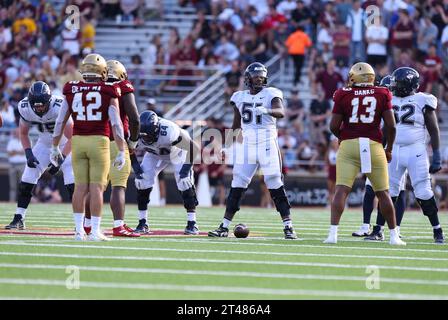 Alumni Stadium. Oktober 2023. MA, USA; Connecticut Huskies Offensive Lineman Yakiri Walker (51) in Aktion während des NCAA-Fußballspiels zwischen Connecticut Huskies und Boston College Eagles im Alumni Stadium. Anthony Nesmith/CSM/Alamy Live News Stockfoto