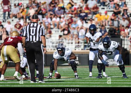 Alumni Stadium. Oktober 2023. MA, USA; Connecticut Huskies Quarterback Ta'Quan Roberson (1) in Aktion während des NCAA-Fußballspiels zwischen Connecticut Huskies und Boston College Eagles im Alumni Stadium. Anthony Nesmith/CSM/Alamy Live News Stockfoto