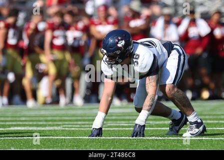 Alumni Stadium. Oktober 2023. MA, USA; Connecticut Huskies Defensive Lineman Carter Hooper (56) in Aktion während des NCAA-Fußballspiels zwischen Connecticut Huskies und Boston College Eagles im Alumni Stadium. Anthony Nesmith/CSM/Alamy Live News Stockfoto