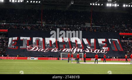 EINDHOVEN - PSV-Fans mit Banner während des niederländischen Eredivisie-Spiels zwischen PSV Eindhoven und Ajax Amsterdam im Phillips-Stadion am 29. Oktober 2023 in Eindhoven, Niederlande. ANP MAURICE VAN STEEN Stockfoto