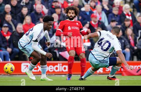 Liverpool's Mohamed Salah im Einsatz mit Ola Aina (links) und Murillo im Premier League Spiel in Anfield, Liverpool. Bilddatum: Sonntag, 29. Oktober 2023. Stockfoto