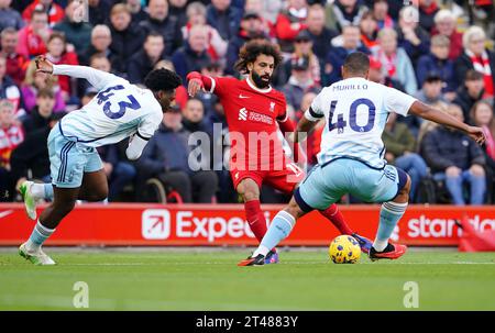 Liverpool's Mohamed Salah im Einsatz mit Ola Aina (links) und Murillo im Premier League Spiel in Anfield, Liverpool. Bilddatum: Sonntag, 29. Oktober 2023. Stockfoto