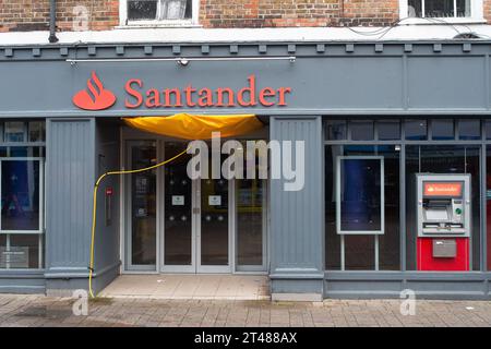 Staines-upon-Thames, Großbritannien. Oktober 2023. Eine Niederlassung der Santander Building Society in der High Street in Staines-upon-Thames, Surrey. Es wird berichtet, dass die Bank of England den Basiszinssatz in der nächsten Woche nicht über 5,25 % anheben wird, was als willkommene Erleichterung für die Hypothekeninhaber dienen wird. Die Inflationsrate im Vereinigten Königreich blieb im September bei 6,7 %. Quelle: Maureen McLean/Alamy Live News Stockfoto