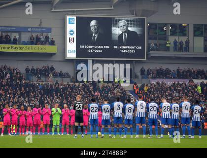 Brighton und Hove, Großbritannien. Oktober 2023. Eine Hommage an Sir Bobby Charlton und Bill Kenwright wird während eines minutenlangen Applaus während des Premier League-Spiels im AMEX Stadium, Brighton und Hove auf dem Bildschirm gezeigt. Der Bildnachweis sollte lauten: Paul Terry/Sportimage Credit: Sportimage Ltd/Alamy Live News Stockfoto