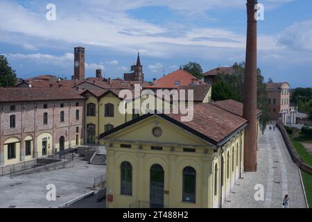 Panoramablick auf die Gebäude im charmanten Dorf Soncino Stockfoto