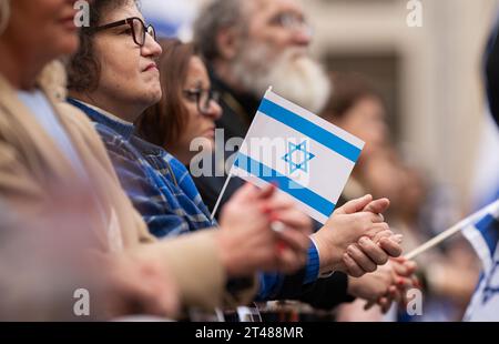 München, Deutschland. Oktober 2023. Die Teilnehmer der Kundgebung "Solidarität mit Israel - gegen Terror, Hass und Antisemitismus" halten israelische Fahnen in der Hand. Quelle: Lukas Barth/dpa/Alamy Live News Stockfoto