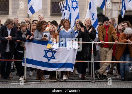 München, Deutschland. Oktober 2023. Die Teilnehmer der Kundgebung "Solidarität mit Israel - gegen Terror, Hass und Antisemitismus" blicken auf die Bühne. Quelle: Lukas Barth/dpa/Alamy Live News Stockfoto